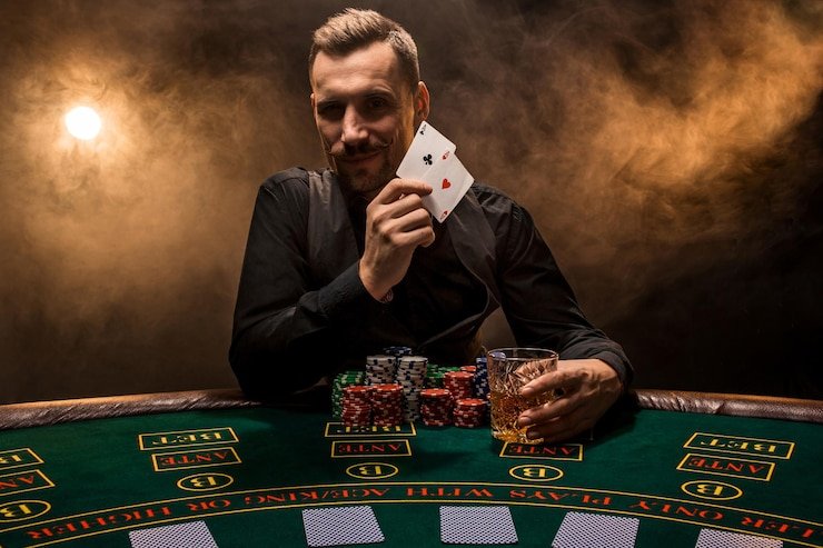 Close-up layar permainan poker kasino live dengan dealer profesional
